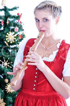 Junge Frau mit Flöte