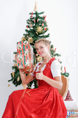 Junge Frau in Tracht an weihnachten