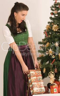 Bayerisches Mädchen mit Weihnachtspäckchen