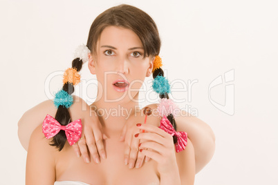 Frau mit bunten Zöpfen und vier Hände