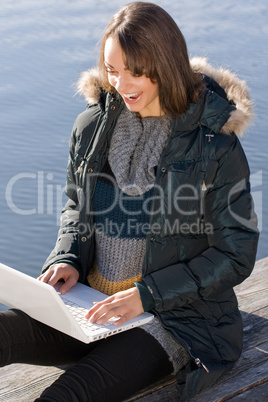 Frau mit Laptop