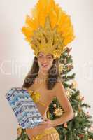 Samba Mädchen  mit Weihnachtspäckchen
