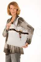 ältere Frau mit modischer  Einkaufstaschen