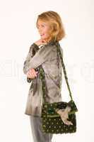 lächelnde Dame mit designer handtasche