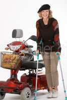 Behinderte ältere Frau