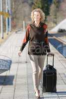 ältere Dame auf Reisen