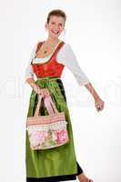 Schwungvolle alte bayerische Frau in Tracht