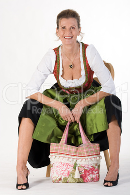 ältere Dame in bayerischen Trachtenkleid mit Tasche