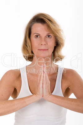 Portrait einer älteren Frau beim Yoga
