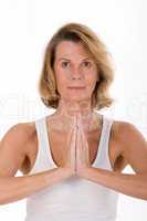 Portrait einer älteren Frau beim Yoga