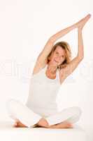 ältere Frau macht Yoga