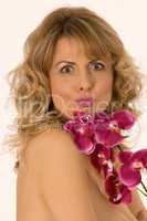 Frauenportrait mit Orchidee und Kuss