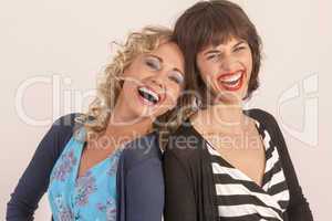 Zwei Freundinnen lachen