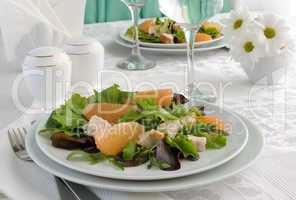 Chicken salad with grapefruit and a mixture of fresh salads