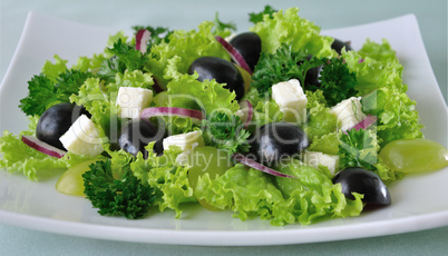 Salad of lettuce with cheese and grapes