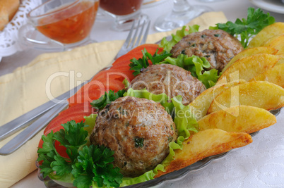 Meatballs with herbs and potatoes