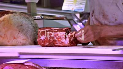Man cutting veal. Hombre cortando carne de ternera