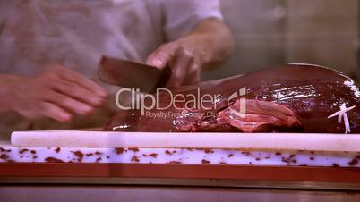 Man cutting liver of veal. Hombre cortando higado de ternera