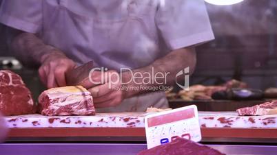 Man cutting veal. Hombre cortando carne de ternera