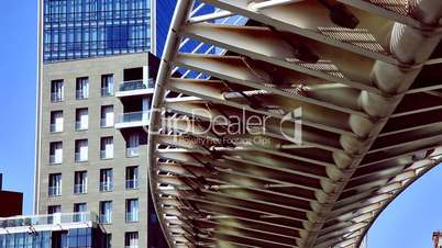 Footbridge and building. Puente peatonal y edificio
