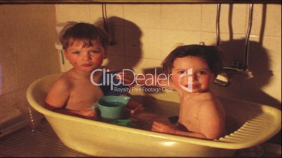 Kinder in Badewanne (8 mm-Film)