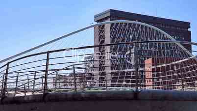 Footbridge and building. Puente peatonal y edificio