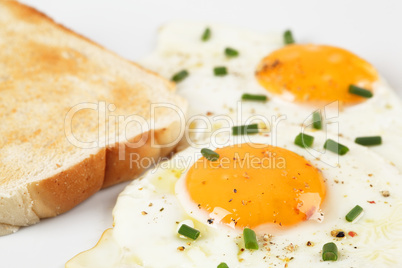 Spiegelei und Toast