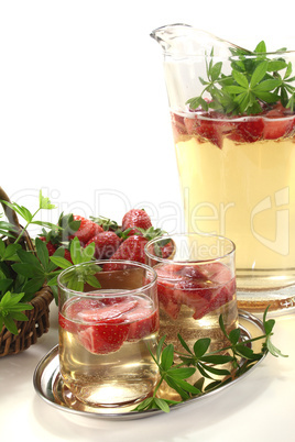 Maibowle mit Erdbeeren und Waldmeister