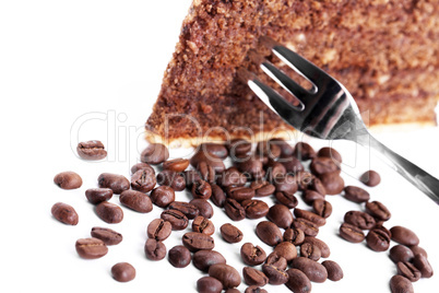 schokoladenkuchen mit kaffeebohnen und gabel