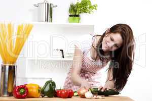 junge frau beim zubereiten von salat
