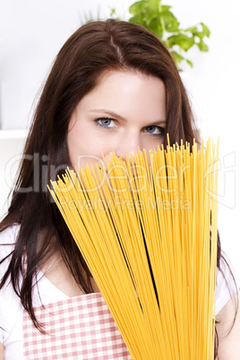 junge frau versteckt sich hinter spaghetti