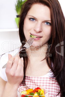 junge frau beim salat essen