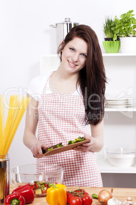 junge frau bereitet salat zu