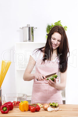 junge lachende frau bereitet salat zu