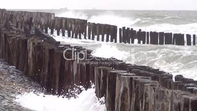 Holzbuhnen und Basaltpflaster an der Nordsee
