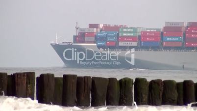 Holzbuhnen und Containerschiff