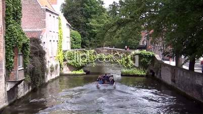 Steinbrücke und Touristenboot