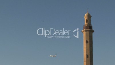 Minarett und Flugzeug