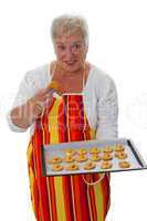 Seniorin mit selbst gebackenen Paetzchen