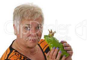 Seniorin mit Froschkoenig