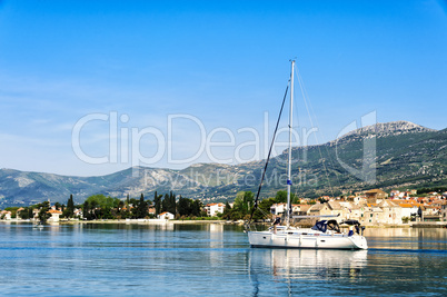 Segelyacht auslaufend Marina Kastela