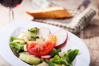 Salat mit Käsewürfeln und Wein