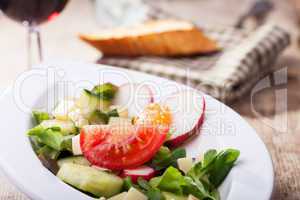 Salat mit Käsewürfeln und Wein