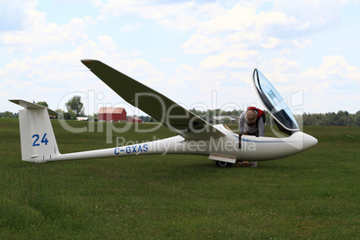 Pilot prepares his glider for start.