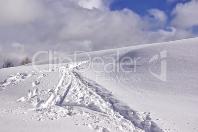 Winterliche, mit Schnee bedeckte Hügellandschaft