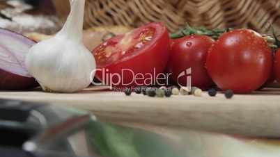 Hochfahrt über eine Messerspiegelung auf eine Vesperplatte mit Gemüse