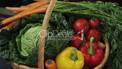 Gemüsekorb und Vesperplatte