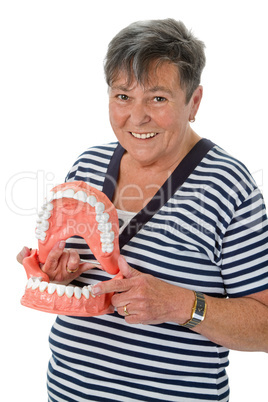 Alte Frau zeigt auf Zahn
