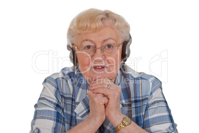 Alte Frau hört Musik