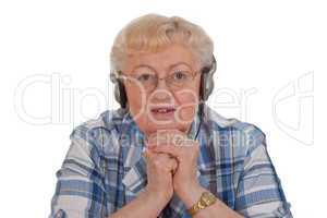 Alte Frau hört Musik